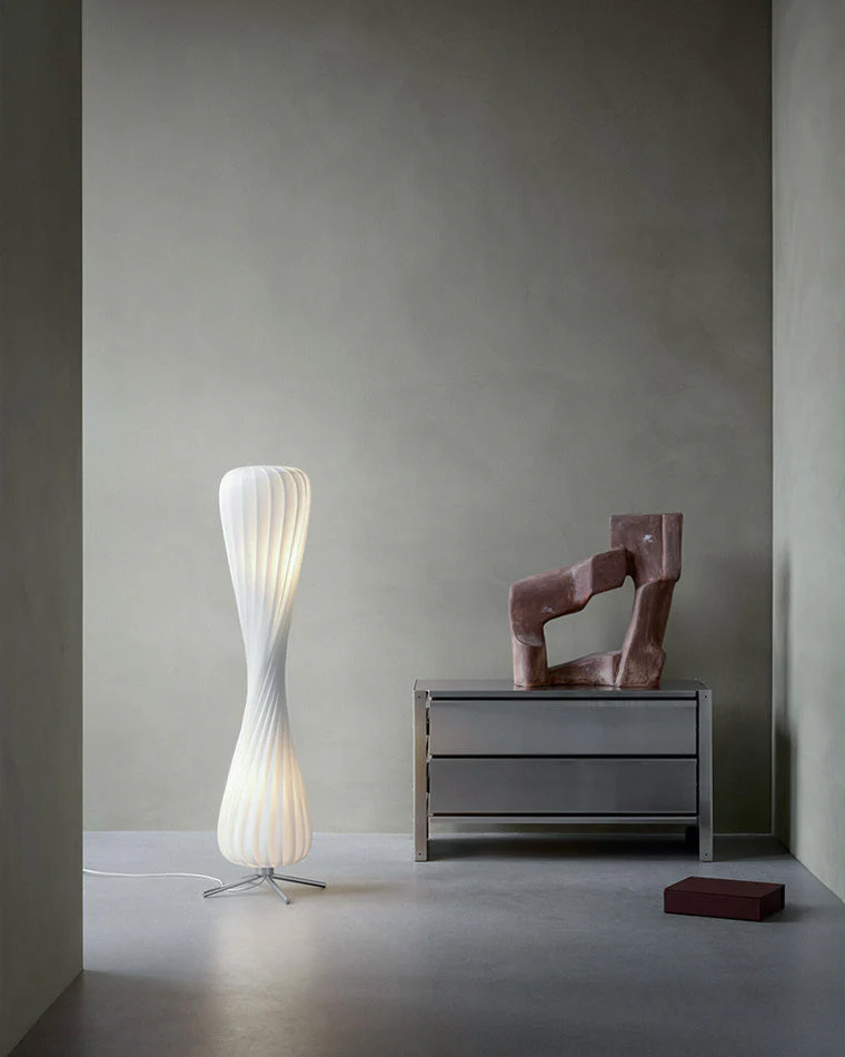 Lampadaire en Bois à Tour Torsadée -Élégance Sculptée – Image 8