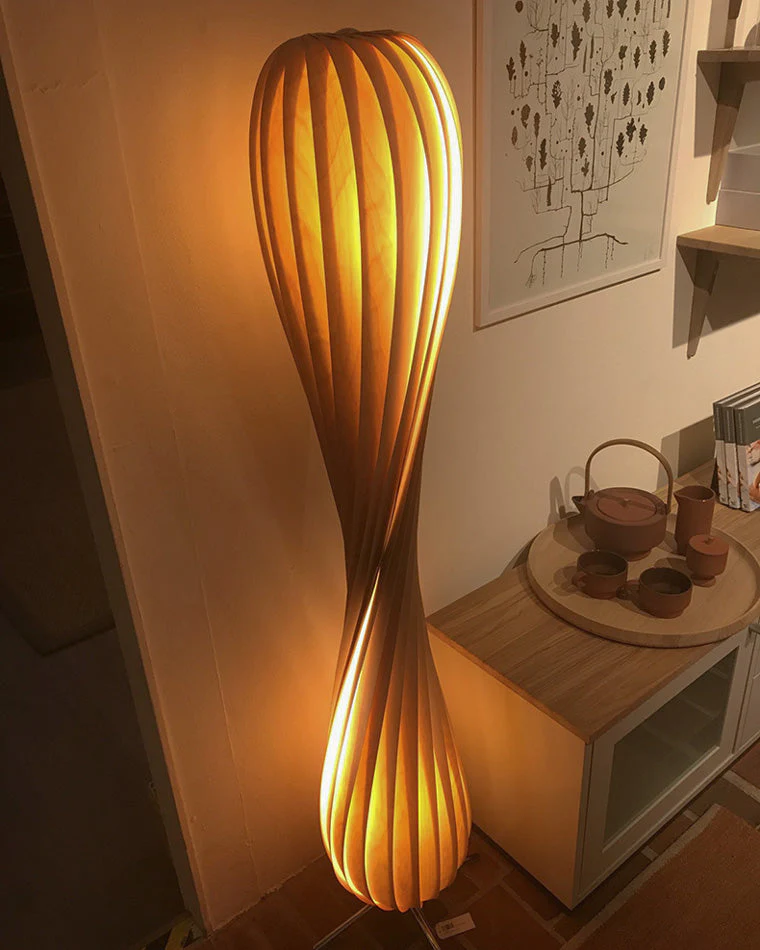 Lampadaire en Bois à Tour Torsadée -Élégance Sculptée – Image 9
